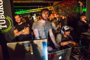 live-on-sofa4_musicaintorno