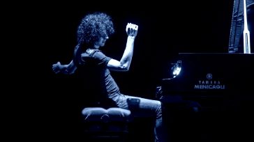 GIOVANNI ALLEVI COMPONE, SUONA E… CELEBRA LA SINFONIA DI UN’ANIMA BELLA E TORMENTATA