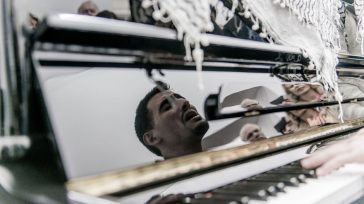 IL LEGGENDARIO PIANISTA DI YARMOUK, DALLA SIRIA AI TEATRI D'EUROPA