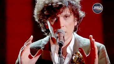 ERMAL META CANTA LA PROFONDITÀ DELLA MUSICA LEGGERA