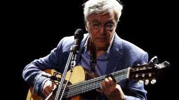 CAETANO VELOSO TORNA LIVE, VOCE E CHITARRA!