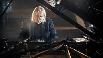 “RITRATTI AL PIANOFORTE”, DALLE TASTIERE DI RICK WAKEMAN