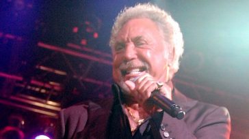 TOM JONES LIVE!