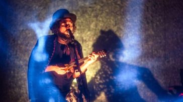 VINICIO CAPOSSELA: TRA POLVERE E OMBRA, RISUONANO LE CANZONI DELLA CUPA