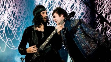 ARE YOU LOOKING FOR ACTION? KASABIAN, DA “CANTARE A SQUARCIAGOLA”!