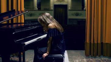 LYVES, SEMPLICE E INDISPENSABILE “LIKE WATER”