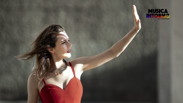 ELISA SAPIENZA DEBUTTA CON “REPLAY”: L’AMORE È UN GIGANTE CHE RIDE DI NOI