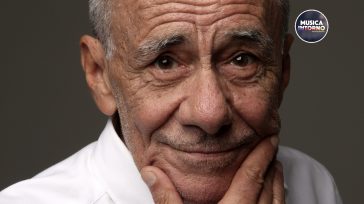 ROBERTO VECCHIONI CANTA L’AMARE INFINITO DEL VIVERE