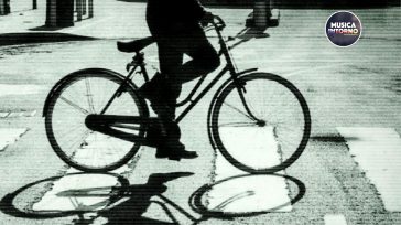 IN VIAGGIO SULLE “BICICLETTE RUBATE” DI DIEGO ESPOSITO