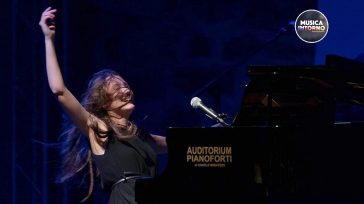 GIULIA MEI, COME CHI CREDE CHE LA FRAGILITÀ DEL CRISTALLO NON SIA UNA DEBOLEZZA MA UNA RAFFINATEZZA