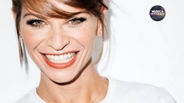 10 VOLTE ALESSANDRA AMOROSO, UN ABBRACCIO IMMENSO CON IL SUO PUBBLICO