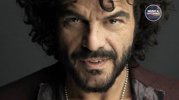 FRANCESCO RENGA, OCCHI NEGLI OCCHI CON IL SUO PUBBLICO