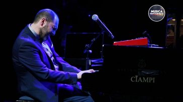“DA MANHATTAN A CEFALÙ”, UN VIAGGIO NELLA MUSICA CHE HA LA GRAZIA DI ARRIVARE AL CUORE