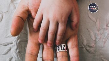 LE MANI DI MIO PADRE. INTIMISTA, INCALZANTE, SENZA TROPPI GIRI DI PAROLE