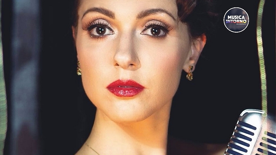 SIMONA MOLINARI, FEMME FATALE CON L’ANIMA DA CANTAUTRICE