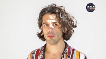 DANIELE BARSANTI, CANTA FRAMMENTI DI STORIE IN CUI RILEGGERE LE NOSTRE VITE