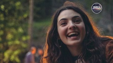 TECLA INSOLIA, CON LO SGUARDO PUNTATO AL CIELO E I PIEDI PER TERRA