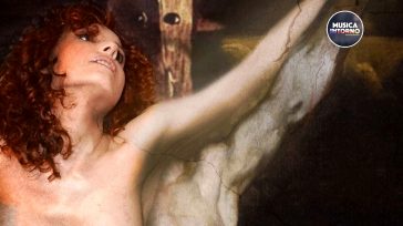 ROSSELLA SENO, SENSUALE UMANITÀ NEL CANTO DEGLI ULTIMI