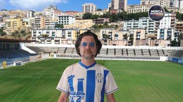 AKRAGAS ALÉ, L’INNO CALCISTICO DI AGRIGENTO NEL CANTO IDENTITARIO DI ALESSANDRO D’ANDREA CALANDRA
